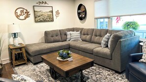 TV connectée, cheminée, livres