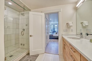 Bruser, hårtørrer, håndklæder, Sæbe