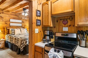 2 bedrooms, WiFi, bed sheets - Almost Eden Cabin - Hot Tub, WiFi & Mountain Views (Pigeon Forge)