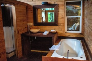 Lyxigt dubbelrum - balkong | Badrum | Dusch, regndusch, lyxtoalettartiklar och hårtork
