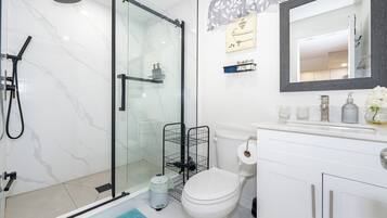 SĂšche-cheveux, serviettes fournies, papier toilette