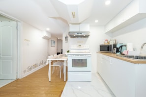 Fridge, microwave, oven, stovetop - 2B Basement | 20% OFF | 0 Cleaning Fee | Mins to Lake | Free Parking (Richmond Hill)