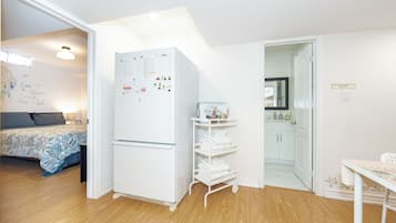2 bedrooms, desk, iron/ironing board, WiFi