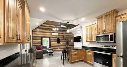 2 Bedroom With Loft - 2.25 miles from  Enchanted Acres Wedding Venues.
