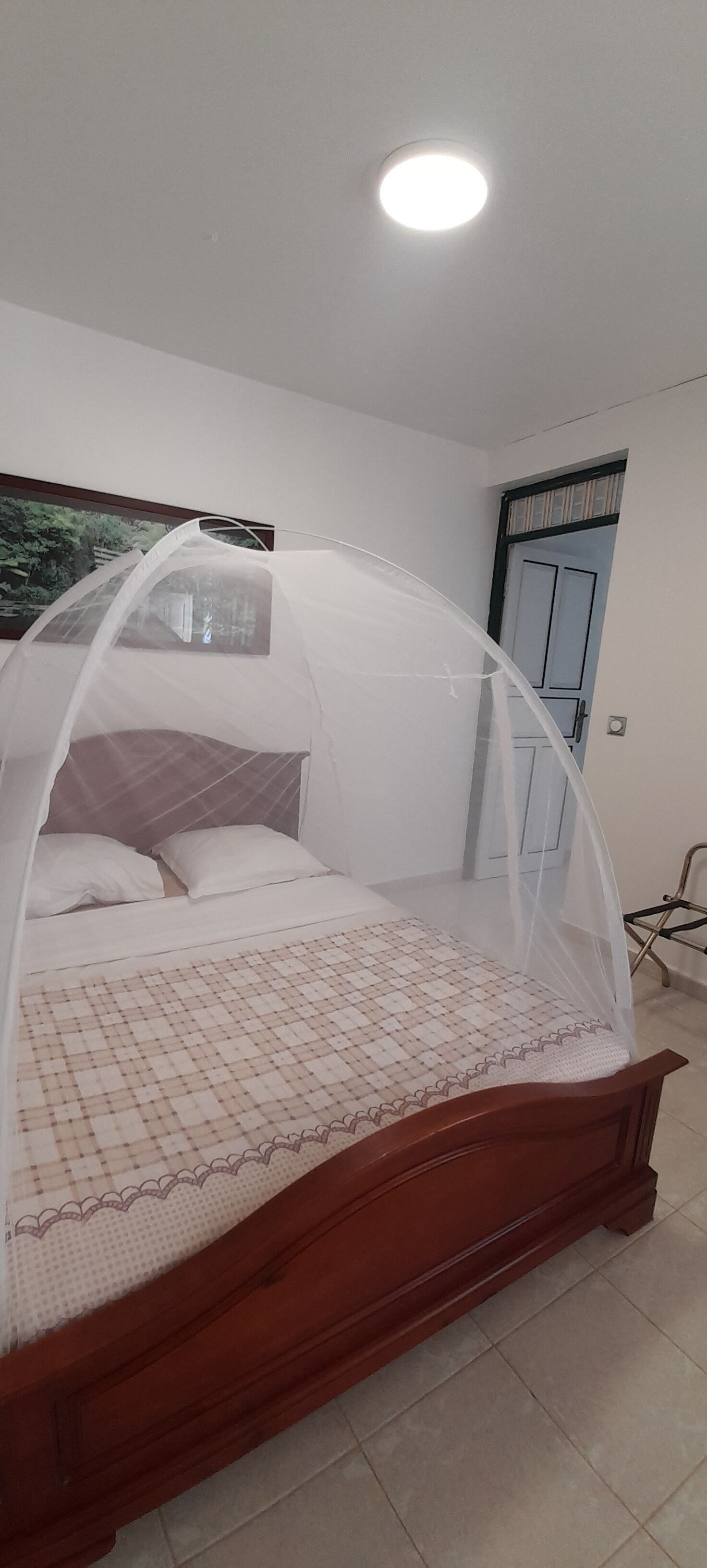 1 habitación, escritorio, tabla de planchar con plancha y cuna de viaje 