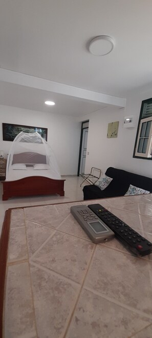 1 habitación, escritorio, tabla de planchar con plancha y cuna de viaje 