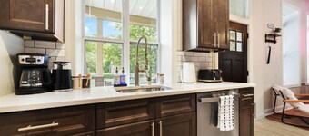 BBQ+Netflix+9Bedrooms With Parking Near Bakery Sq.