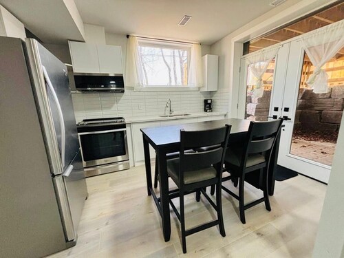 Bright 2 Bedroom Suite, Full Kitchen and Bathroom