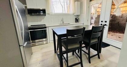 Bright 2 Bedroom Suite, Full Kitchen and Bathroom