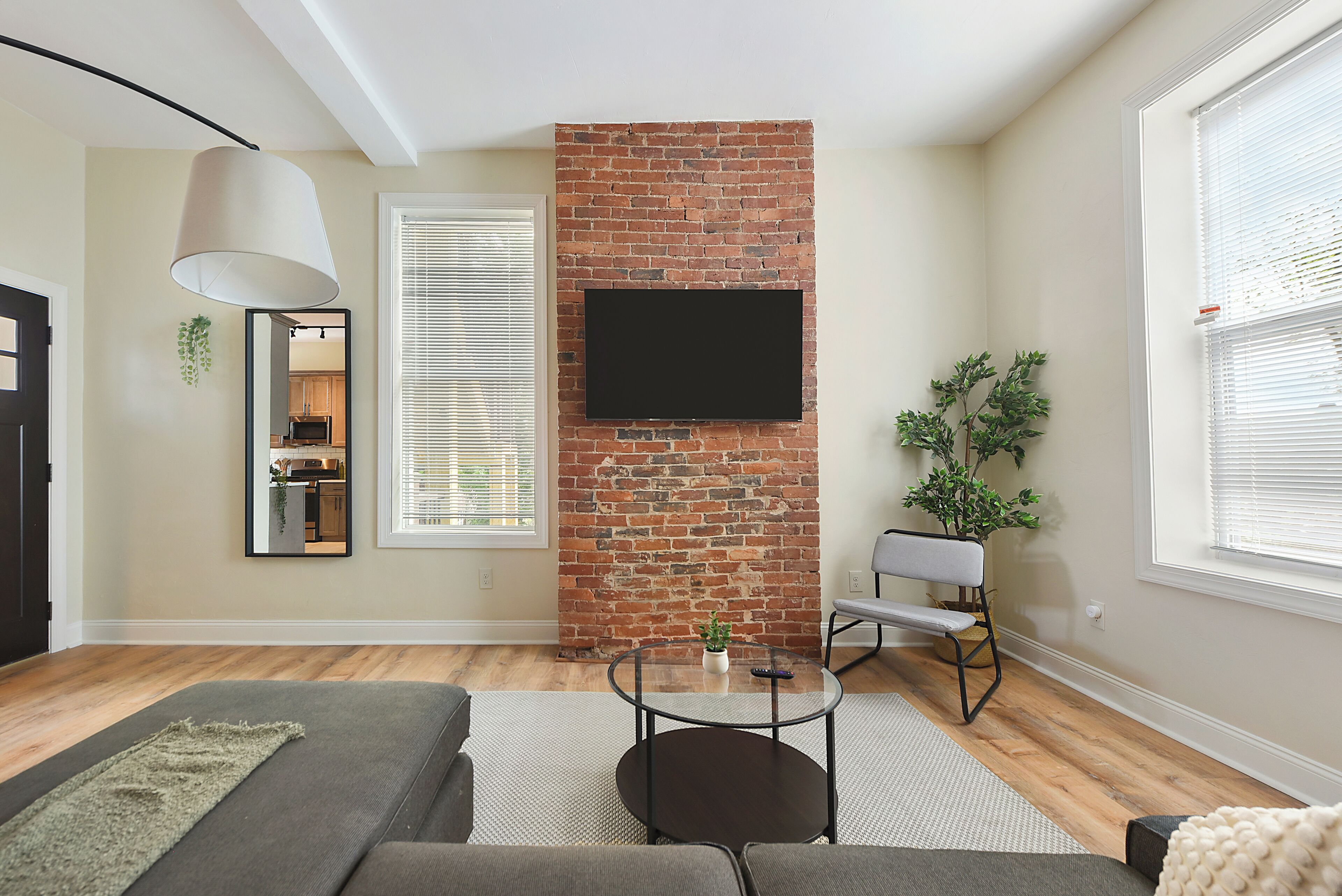 Een smart-tv en een stereo
