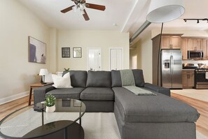 Una Smart TV, un reproductor estéreo