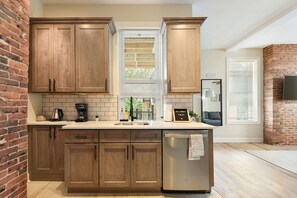Fridge, microwave, oven, stovetop - Netflix+Free Parking Near Shopping|Parks|Dining (Pittsburgh)