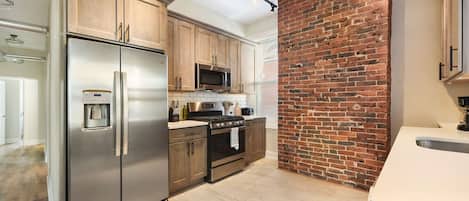 Jääkaappi, mikroaaltouuni, uuni, liesi