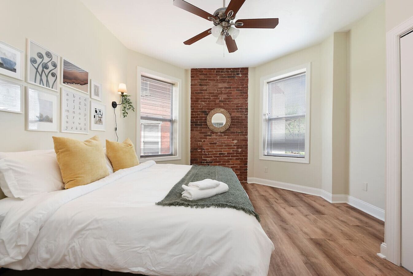 3 bedrooms, desk, iron/ironing board, travel crib