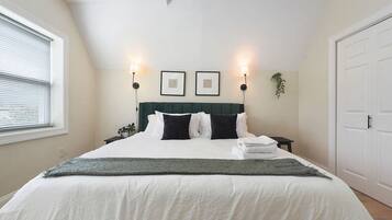 3 bedrooms, desk, iron/ironing board, travel crib