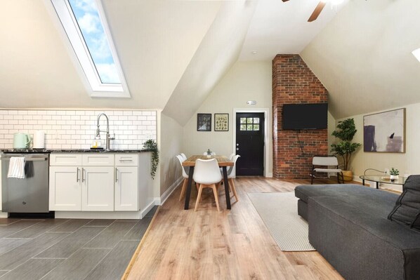 Smart TV, books, stereo - FREE Parking+Netflix Near Hospitals|Food|Shopping (Pittsburgh)