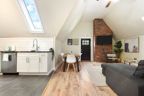 Netflix+FREE Parking Near Hospitals|Food|Shopping