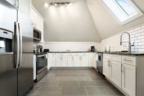 Fridge, microwave, oven, stovetop - FREE Parking+Netflix Near Hospitals|Food|Shopping (Pittsburgh)