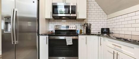 Jääkaappi, mikroaaltouuni, uuni, liesi