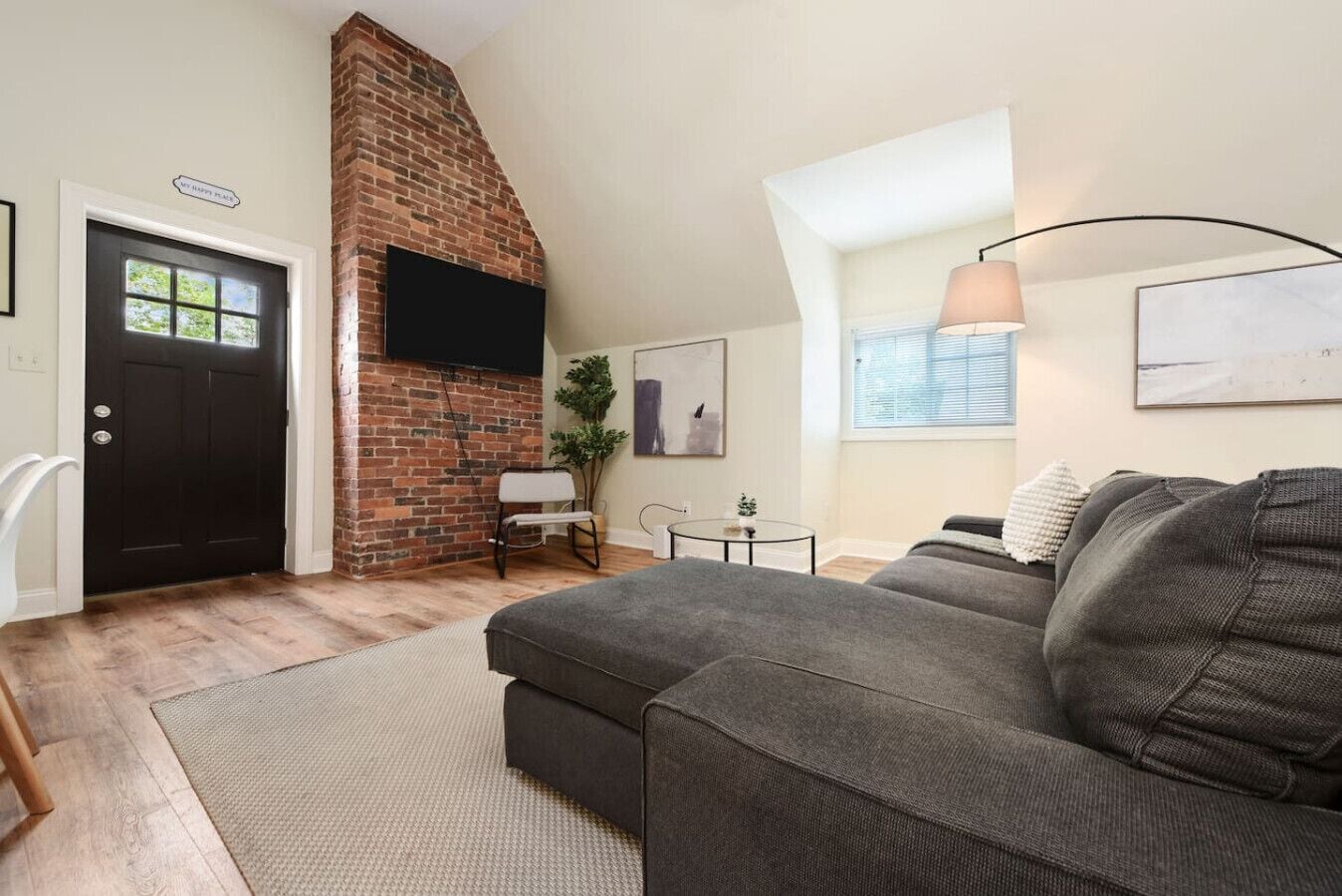 TV connectée, livres, chaîne hi-fi