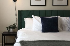 3 habitaciones, escritorio y tabla de planchar con plancha 