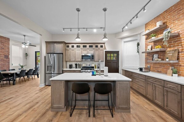 Fridge, microwave, oven, stovetop - BBQ+GYM+Games+Parking Near Bakery Square (Pittsburgh)