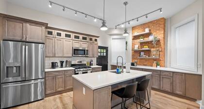 6BR Group Retreat w/ BBQ, Game Room, and Parking