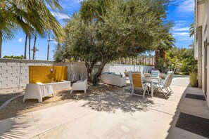 Outdoor dining - Mid-Century Home With Pool and Epic Mountain Views (Palm Desert)