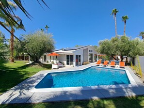 Utendørsbasseng og et oppvarmet basseng