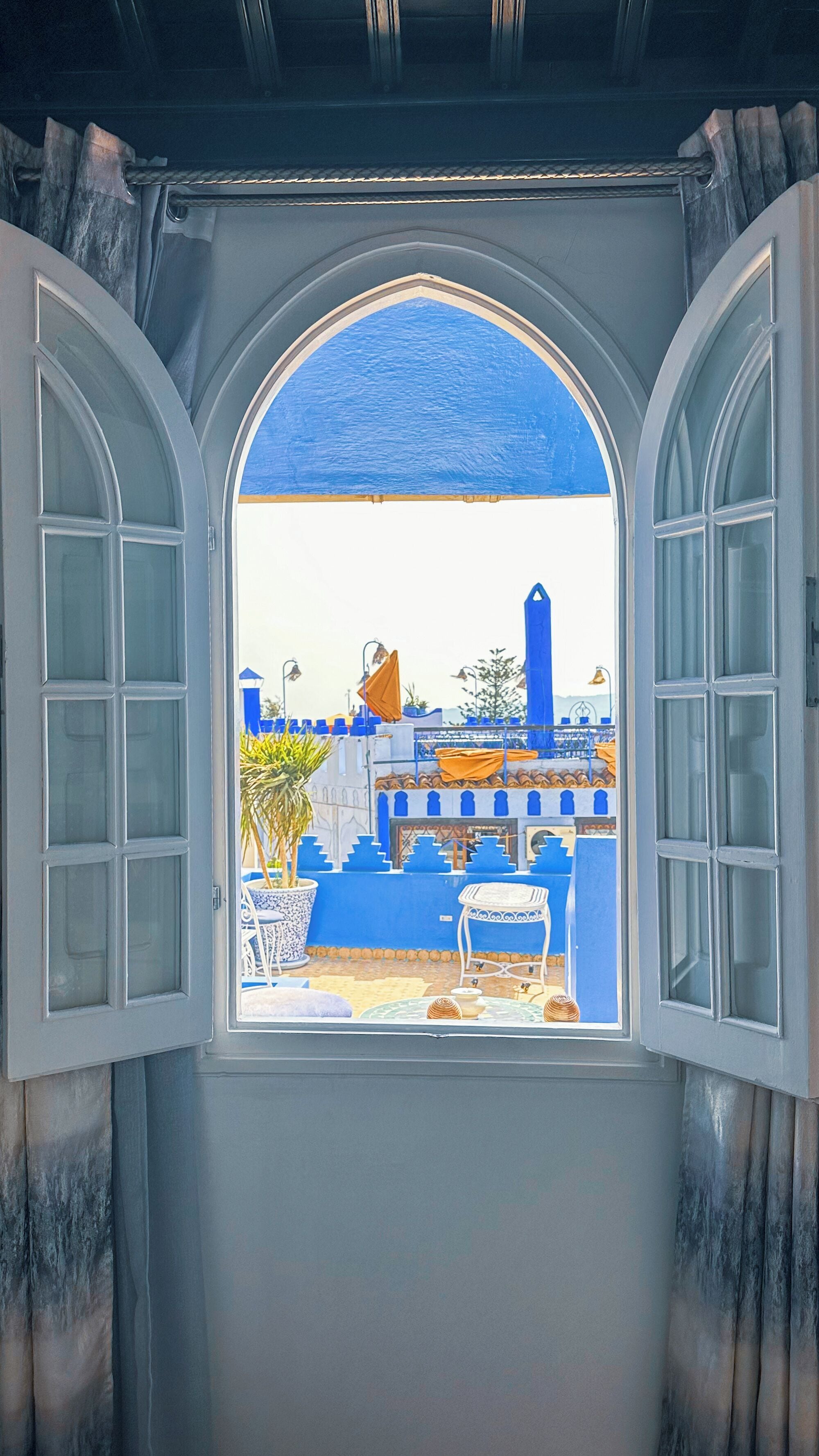 Deluxe Suite, 1 King Bed, Non Smoking, Mountain View | Free cribs/infant beds, free WiFi, bed sheets