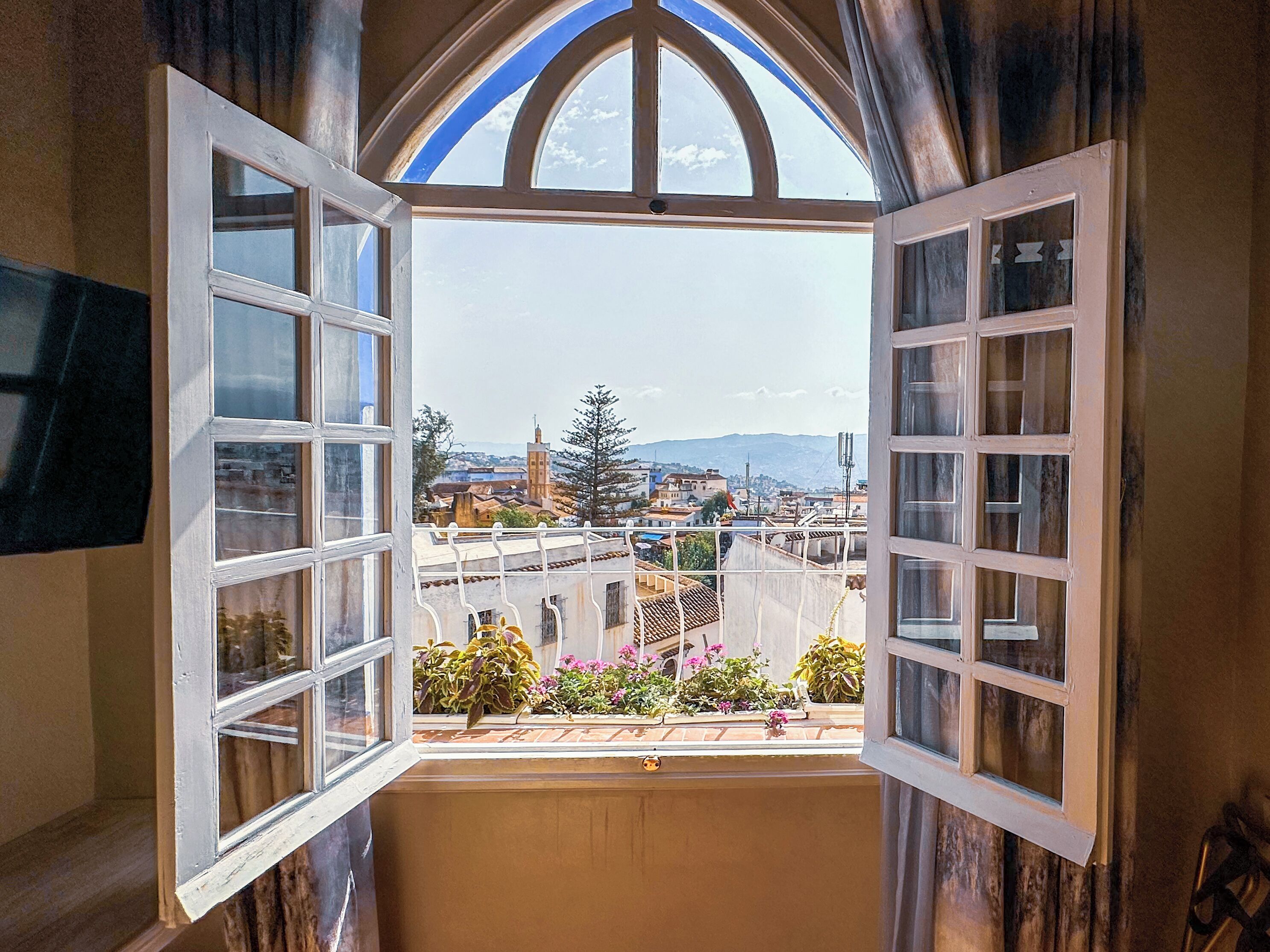 Deluxe Suite, Non Smoking, Mountain View | Free cribs/infant beds, free WiFi, bed sheets