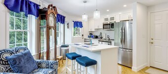 Quiet Kingston Getaway - 3 Mi to Beaches!