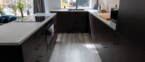 Microondas, horno, parrilla de estufa y lavavajillas