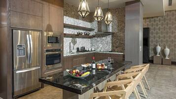 Cookware/dishes/utensils, dining tables