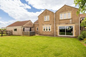 Exterior - Gorgeous Rural 4BD Farm With Hot Tub (Bath)