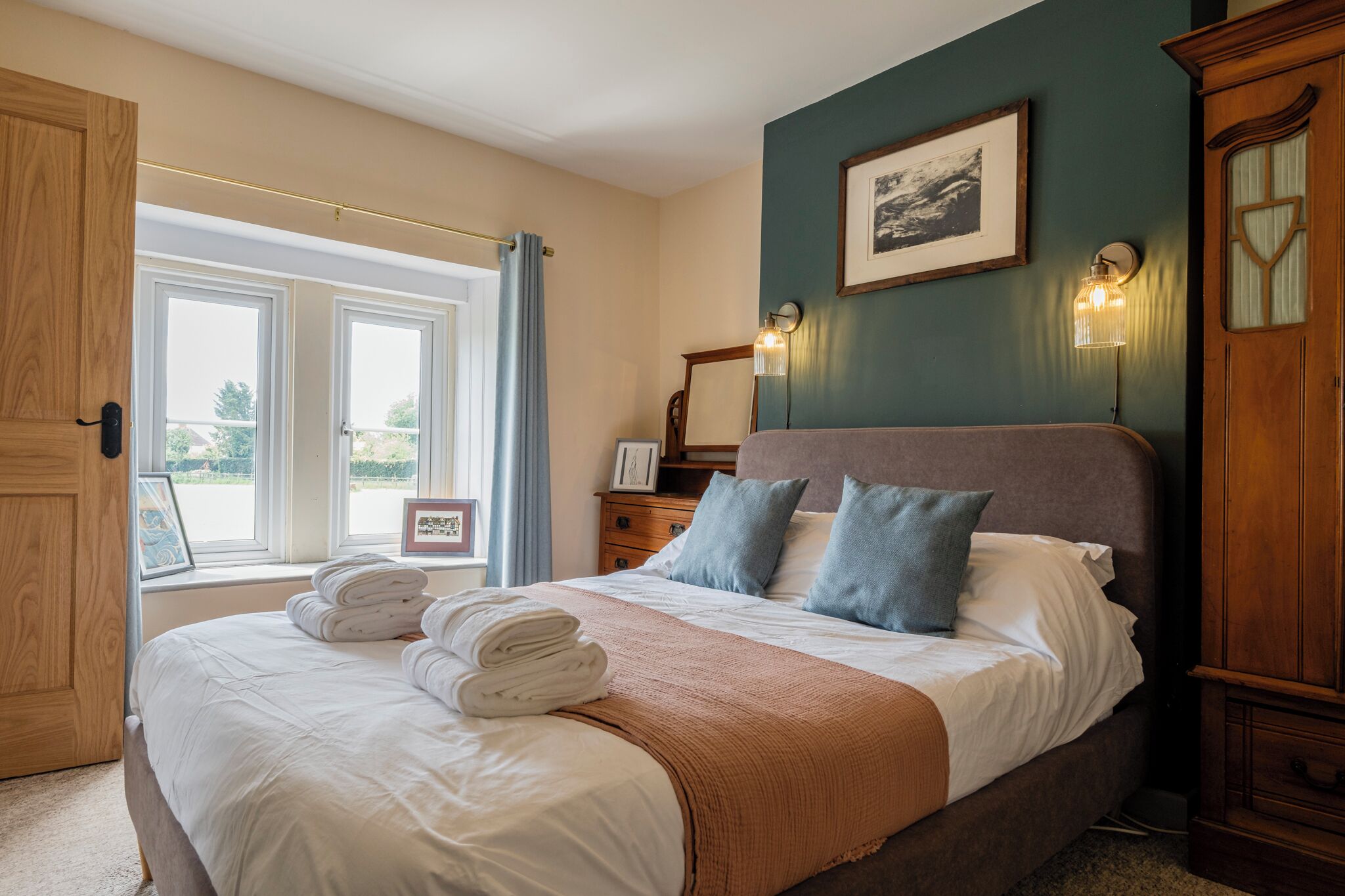 منزل - منظر للحديقة | 4 عدّة غرف نوم ومكواة/لوح كي وواي فاي مجانًا