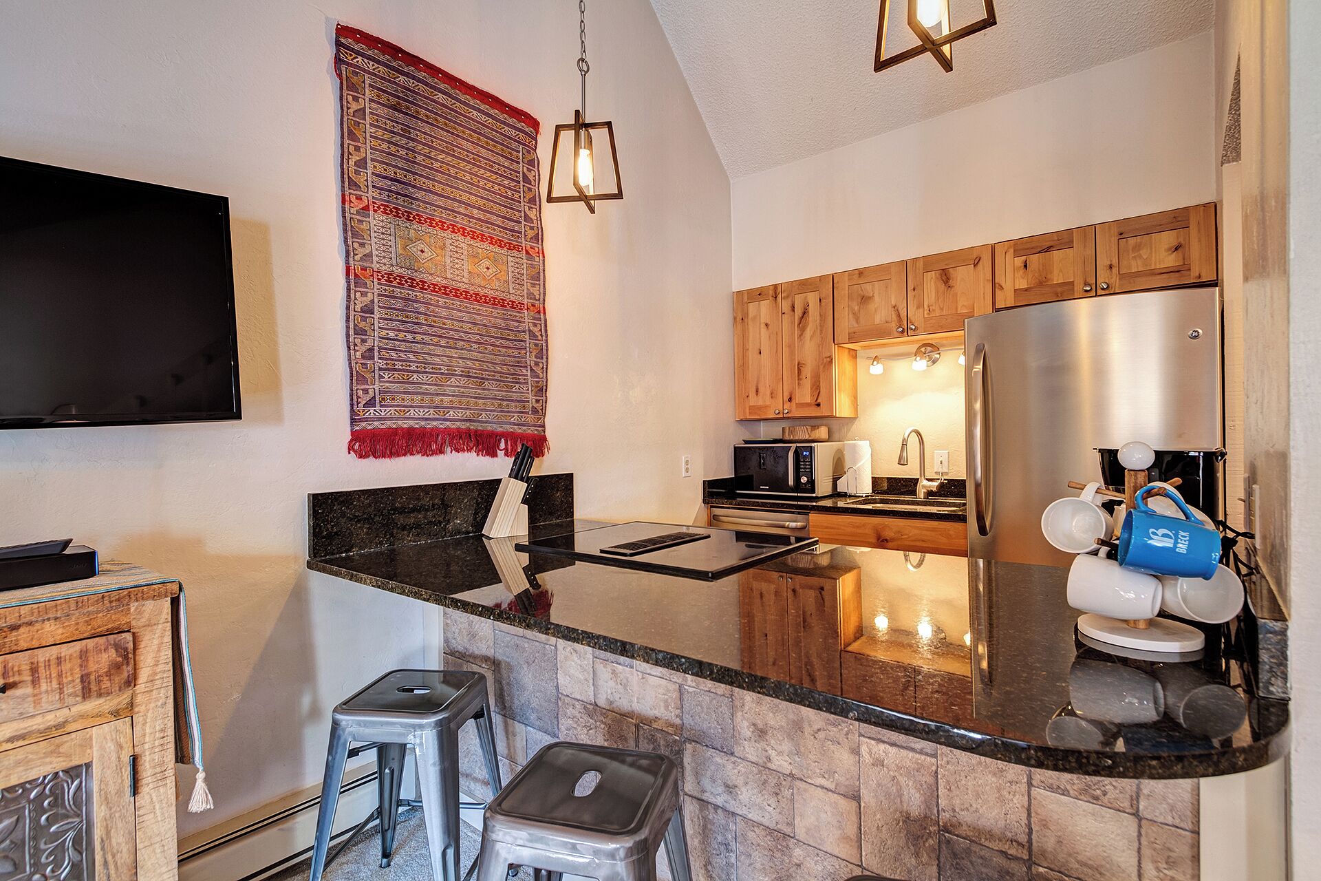 Réfrigérateur, micro-ondes, four, plaque de cuisson