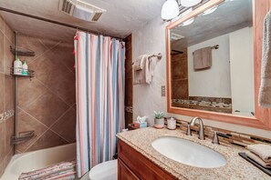 Hair dryer, towels, soap, shampoo - Penthouse Studio Loft - Downtown Breck (Breckenridge)