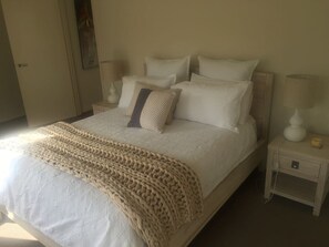 3 bedrooms, iron/ironing board, WiFi, bed sheets - 3 Bed Coastal getaway - walking distance to Beach (Smiths Beach)