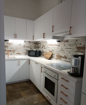 Een koelkast, een microgolfoven, een oven, een kookplaat