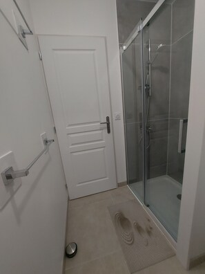 Shower, hair dryer, towels, soap - New house with all comforts! (Ajac)