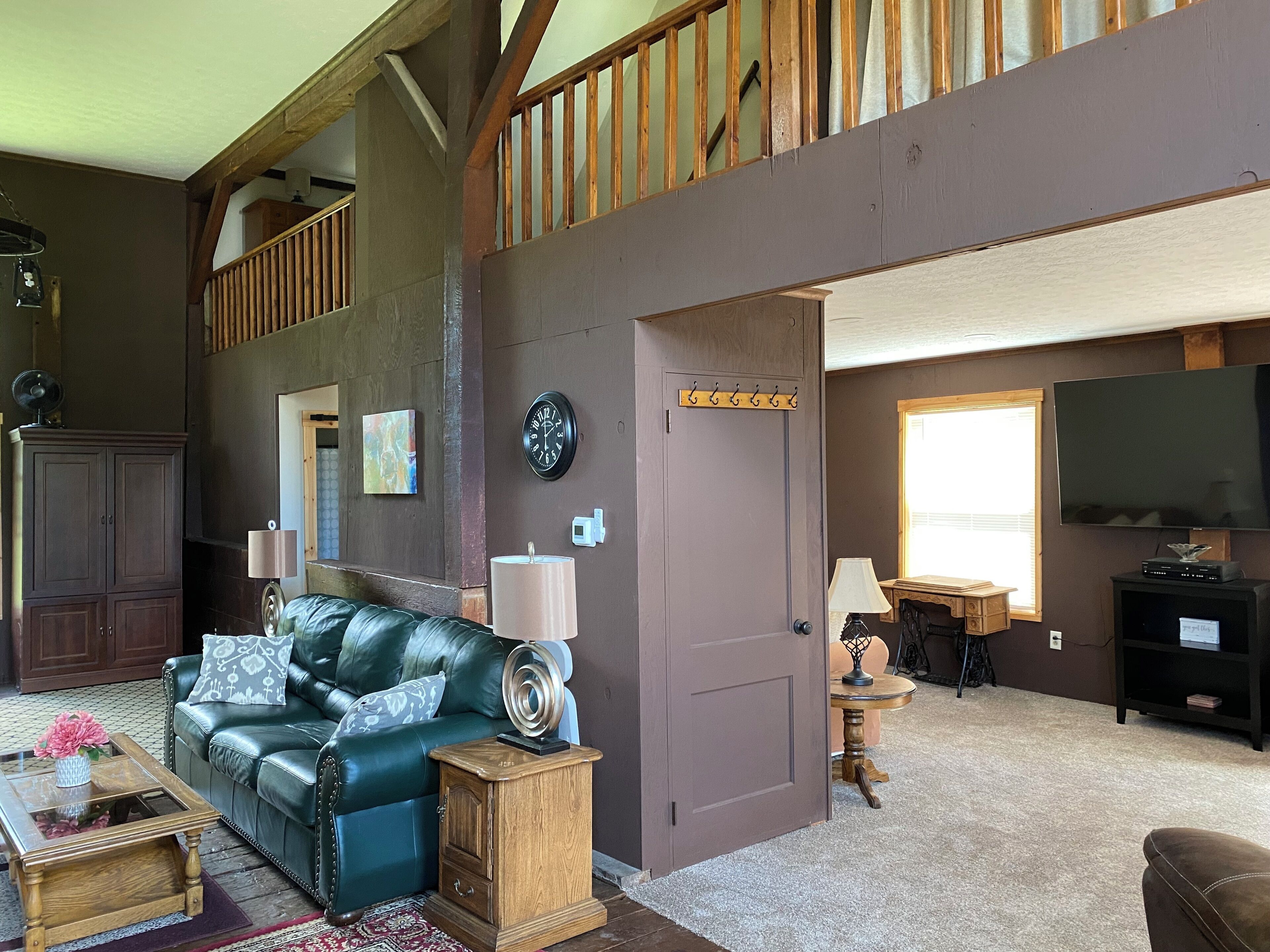 Smart TV, chimenea, reproductor de DVD y oficina 