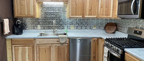 Refrigerador, microondas, horno y parrilla de estufa