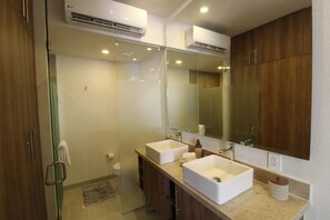 Haartrockner, Handtücher, Seife, Toilettenpapier