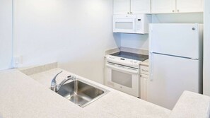 Réfrigérateur, micro-ondes, plaque de cuisson, lave-vaisselle