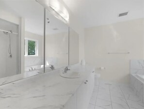 Shower, towels, soap, shampoo - Classy Home Near Beach & Airport

 (Hagersville)