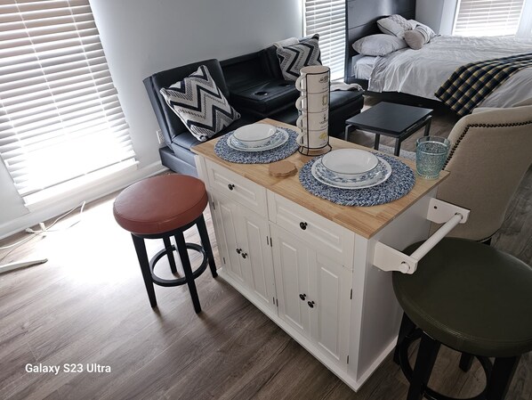 1 bedroom, in-room safe, iron/ironing board, free WiFi - Cozy studio close to charming downtown Mooresville (Mooresville)