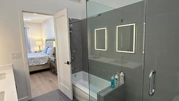 Douche, sèche-cheveux, serviettes fournies, savon