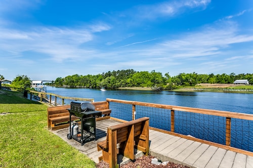 Waterway views, beautiful sunsets, pools, hot tubs, balcony, grilling & beaches