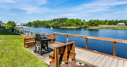 Waterway views, beautiful sunsets, pools, hot tubs, balcony, grilling & beaches